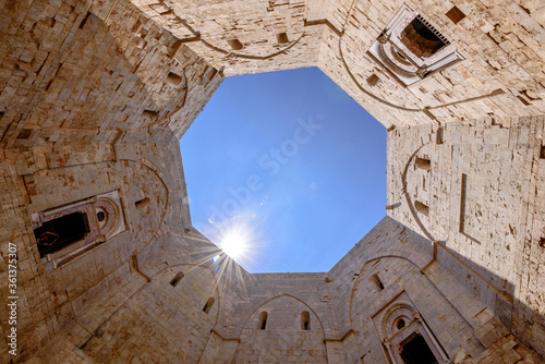 Tableau sur toile Castel del Monte is a 13th-century citadel and castle situated on a hill in Andria in the Apulia region of southeast Italy