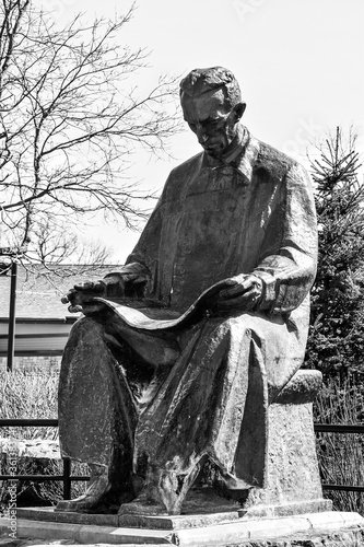 A statue of Nikola Tesla at Niagara Falls State Park