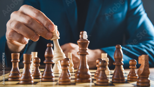 Quadro su tela man play chess on the board