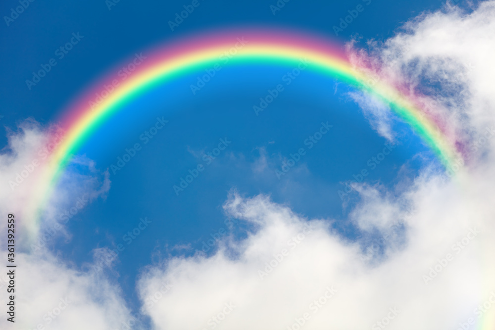 Ein bunter Regenbogen befindet sich auf einer Wolke.