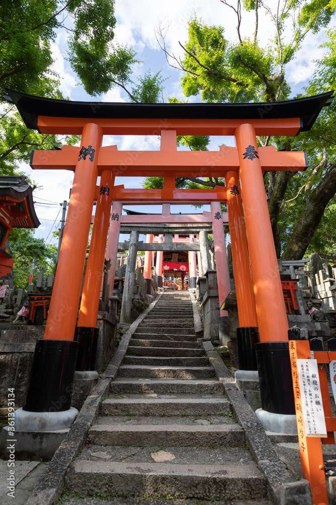 伏見稲荷大社 荒神峰 田中社神蹟 全国に約3万社ある稲荷神社の総本宮 Stock 写真 Adobe Stock