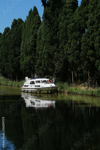 un bateau de plaisance navigant sur le canal du midi dans le sud de de la France