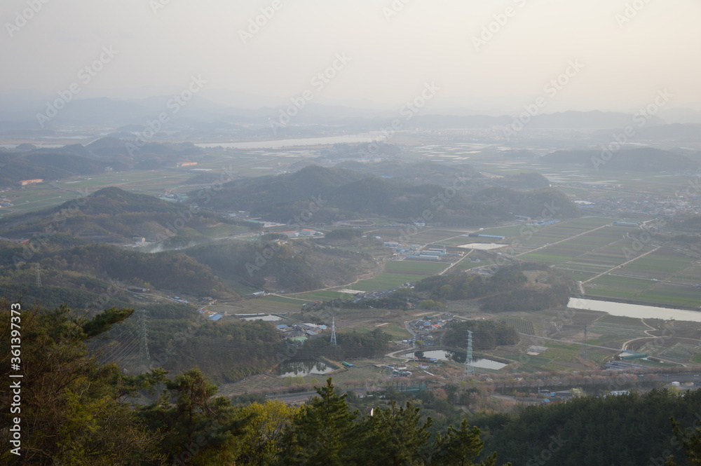 Obraz premium view of the city from the hill