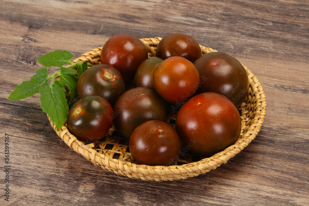 Obraz premium Black tomato -tasty fresh Kumato