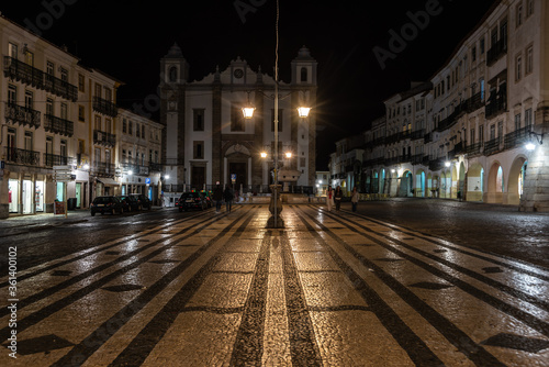 Plaza de Giraldo, Praça do Giraldo, en Évora, Portugal de noche iluminada sin gente.