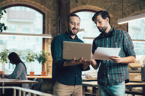 Foto Two friendly man discussing their work in the office