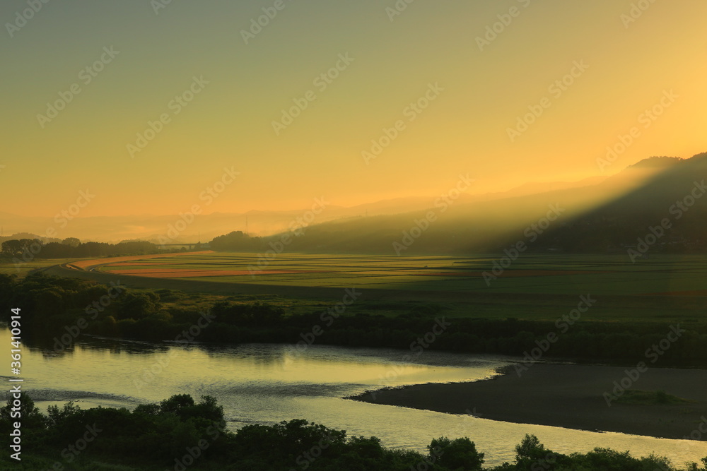 Obraz premium 夜明けの束稲山