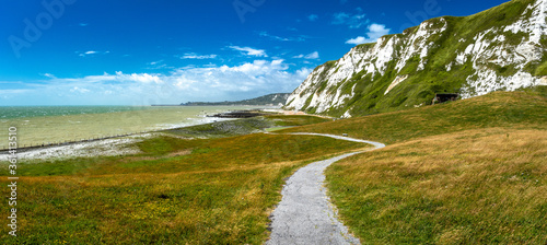 Obraz na plátně Scenic view of Samphire Hoe Country Park with white cliffs, south England