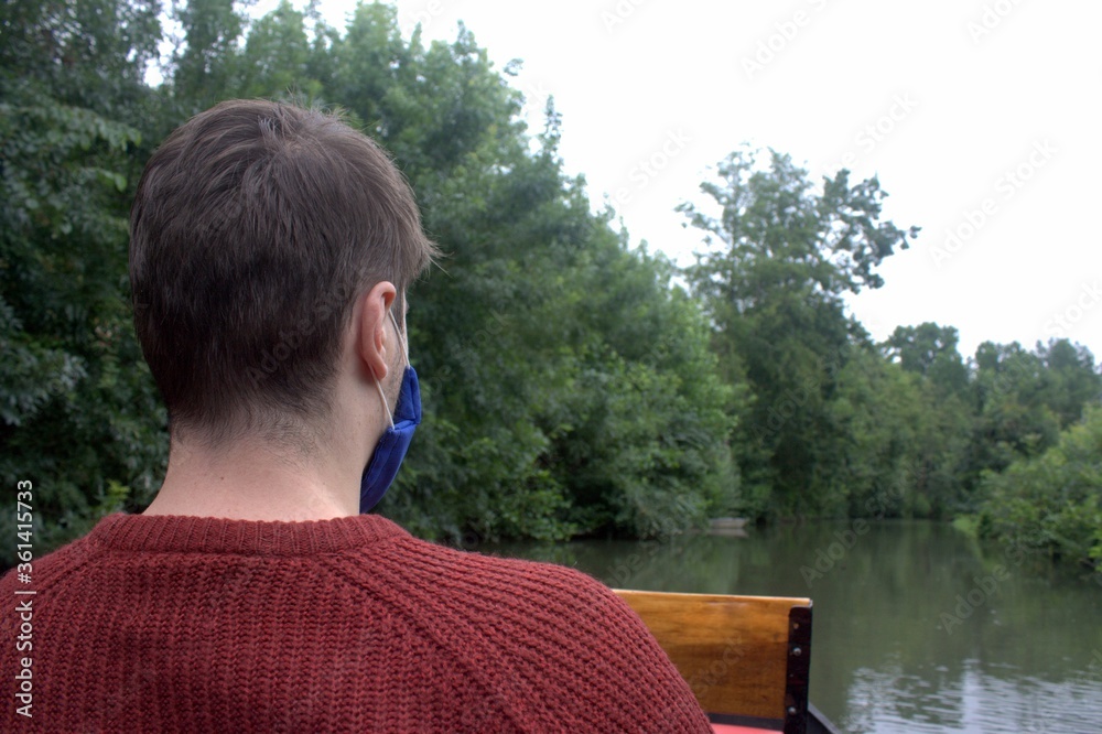 balade en barque avec port de masque ,protection du covid 19, dans le marais poitevin