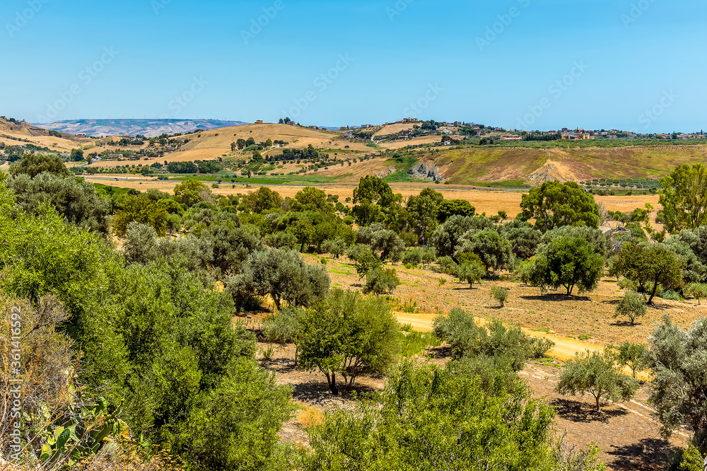 Obraz premium The view from the ancient Sicilian city of Agrigento in summer