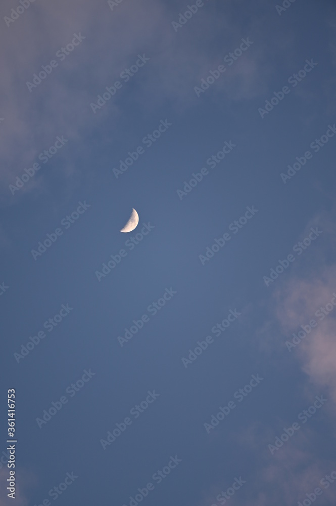 Rosa beleuchtete Wolken am Himmel am Abend leuchten mit Mond (Halbmond) Rosa beleuchtete Wolken am Himmel am Abend leuchten mit Mond (Halbmond)