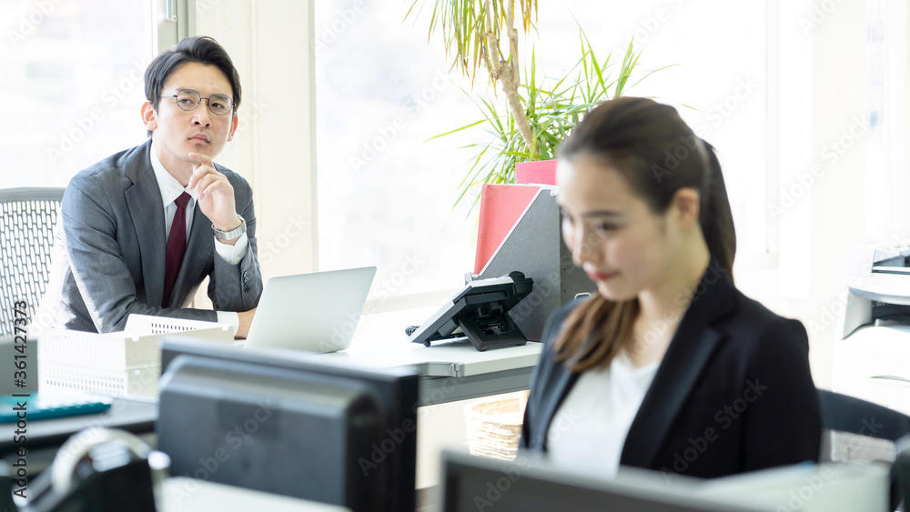 オフィスで働く人々