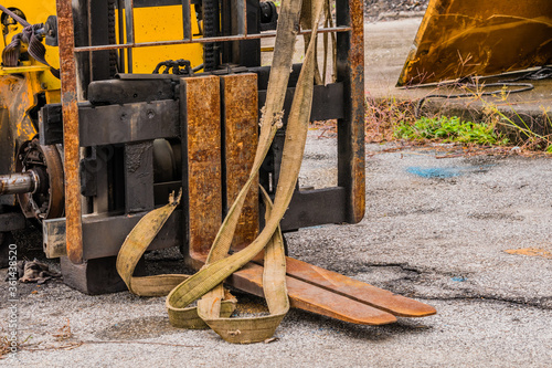 Rusty lift assembly of forklift