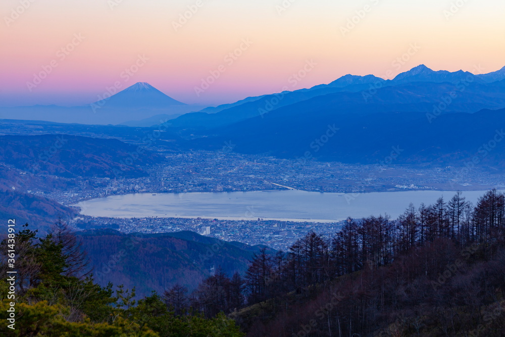 夕暮れの富士山と諏訪湖、長野県岡谷市高ボッチ高原にて