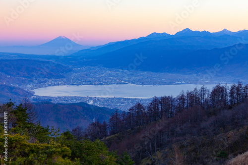 夕暮れの富士山と諏訪湖、長野県岡谷市高ボッチ高原にて © photop5