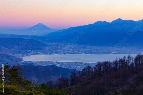 夕暮れの富士山と諏訪湖、長野県岡谷市高ボッチ高原にて