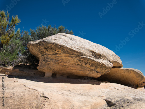 Großer Felsbrocken auf natürlichen Steinsäulen