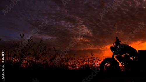Tapety artystyczne Motorcycle silhouette at sunset time
