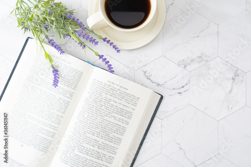 大理石のテーブルとコーヒーと書籍