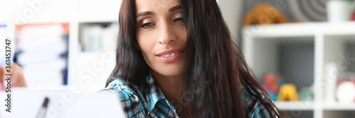 Fotografie Musician looks at note for guitar on music stand