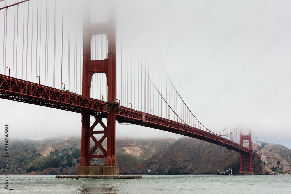 Fototapeta premium Golden gate bridge in marine layer