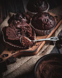 Czekoladowe muffiny z kawałkami pokruszonej czekolady. 