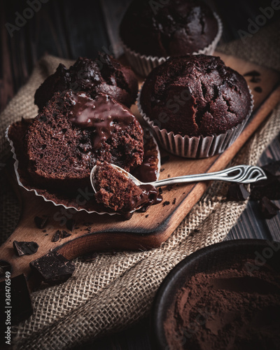 Photo Czekoladowe muffiny z kawałkami pokruszonej czekolady.