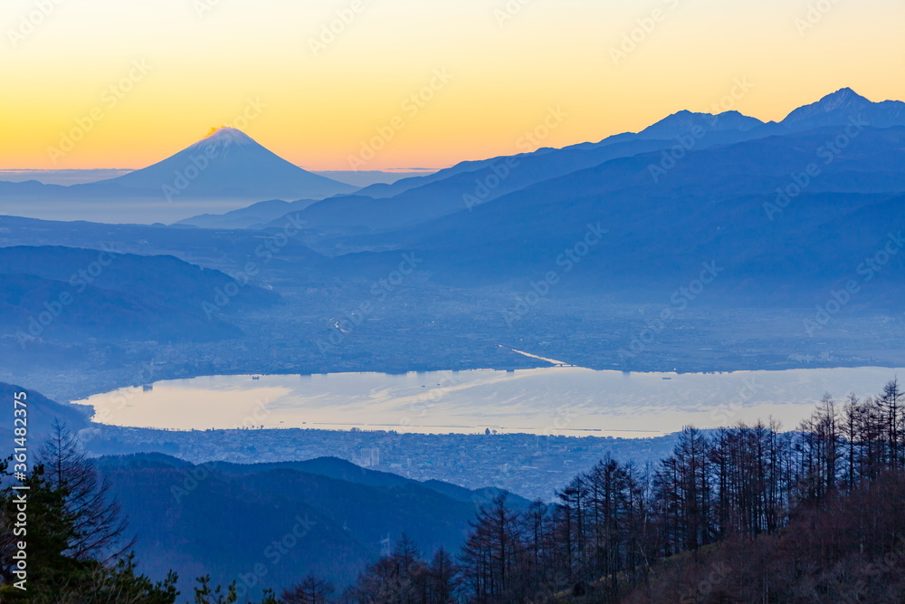 Obraz premium 夜明けの富士山と諏訪湖、長野県岡谷市高ボッチ高原にて