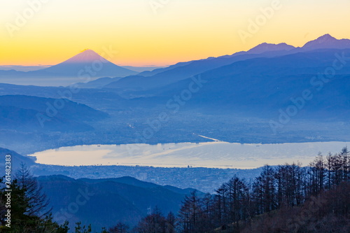 夜明けの富士山と諏訪湖、長野県岡谷市高ボッチ高原にて © photop5