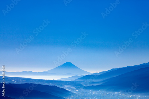 富士山と朝靄に包まれた諏訪の風景、長野県岡谷市高ボッチ高原にて