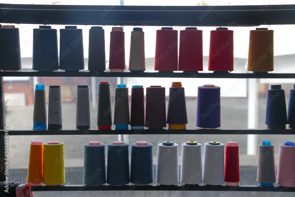 Fototapeta premium Hilos en maquila textil