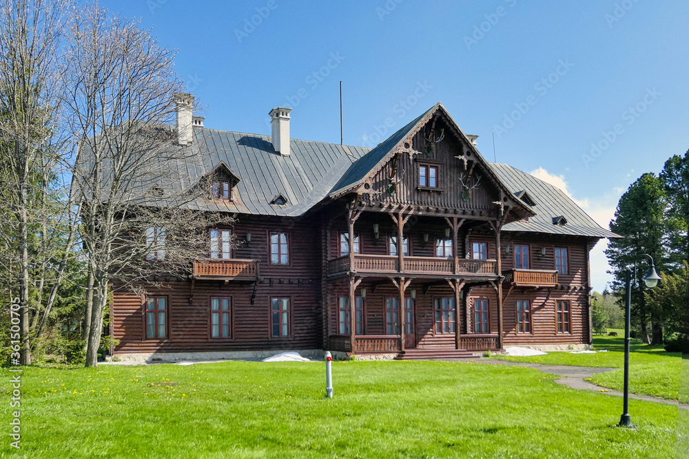 Obraz premium wooden old mansion in the picturesque countryside