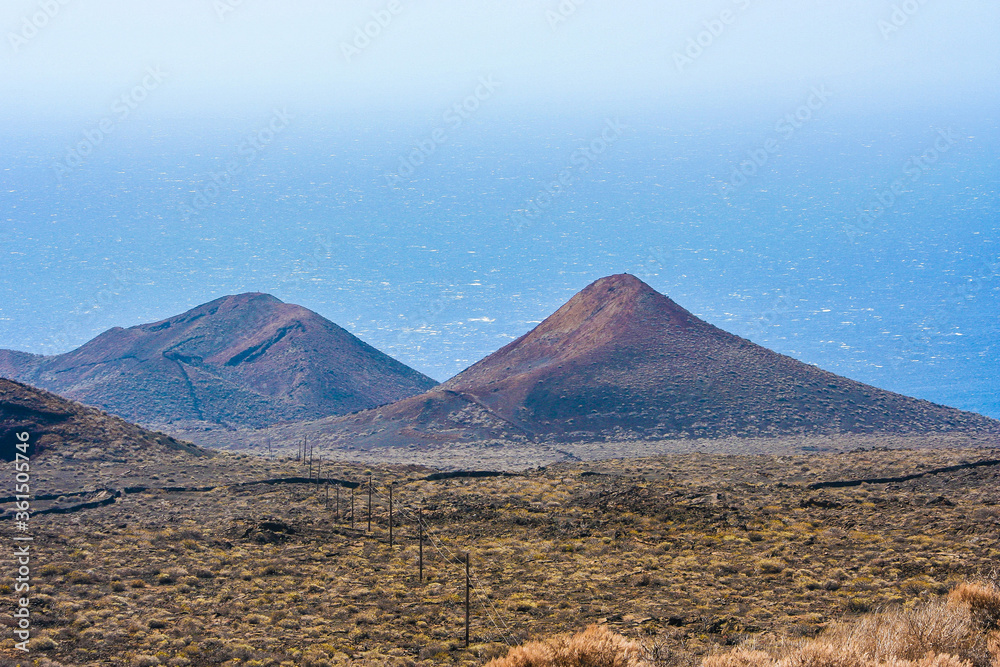 Dos volcanes al sur de la isla de El Hierro. Cerca de donde fue la ultima erupción submarina. Islas Canarias.