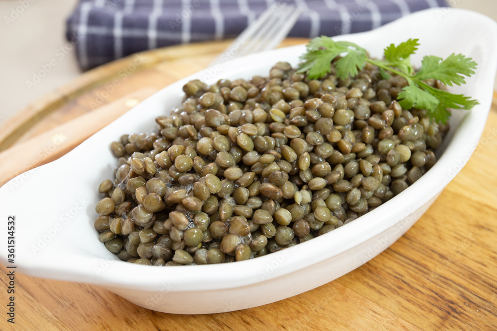 plat de lentilles cuites sur une planche à découper plat de lentilles cuites sur une planche à découper