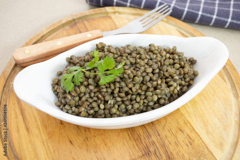 plat de lentilles cuites sur une planche à découper plat de lentilles cuites sur une planche à découper