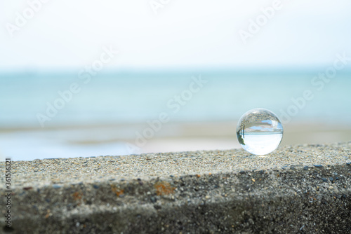 海とガラス玉