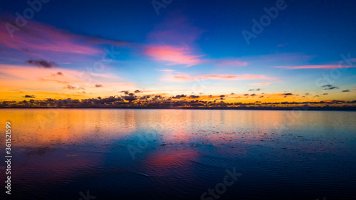 ヤップ島の浜辺の夕暮れ。ミクロネシア連邦共和国。ドローン空撮