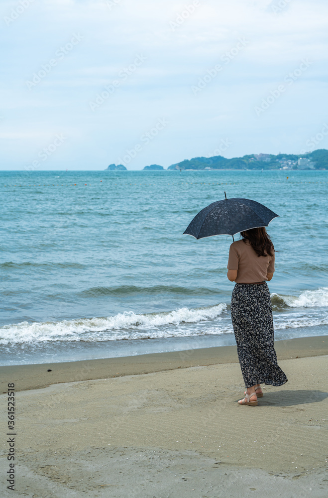 女性と海 女性と海