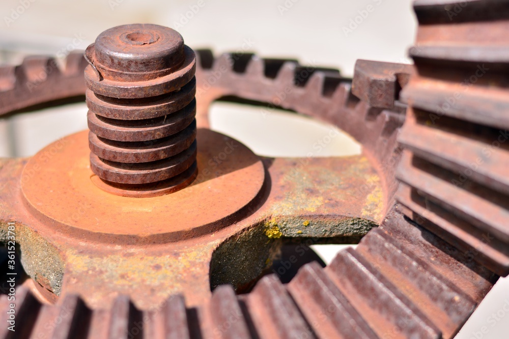 Tornillo y engranajes de acero de un dispositivo mecánico antiguo Tornillo y engranajes de acero de un dispositivo mecánico antiguo
