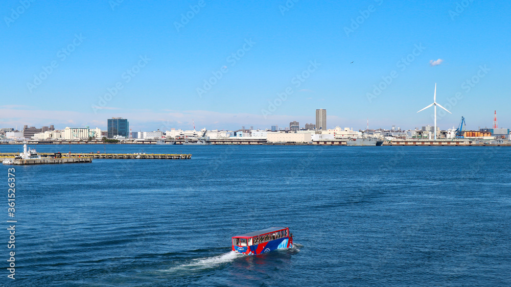 横浜港　大桟橋から見える青空と海