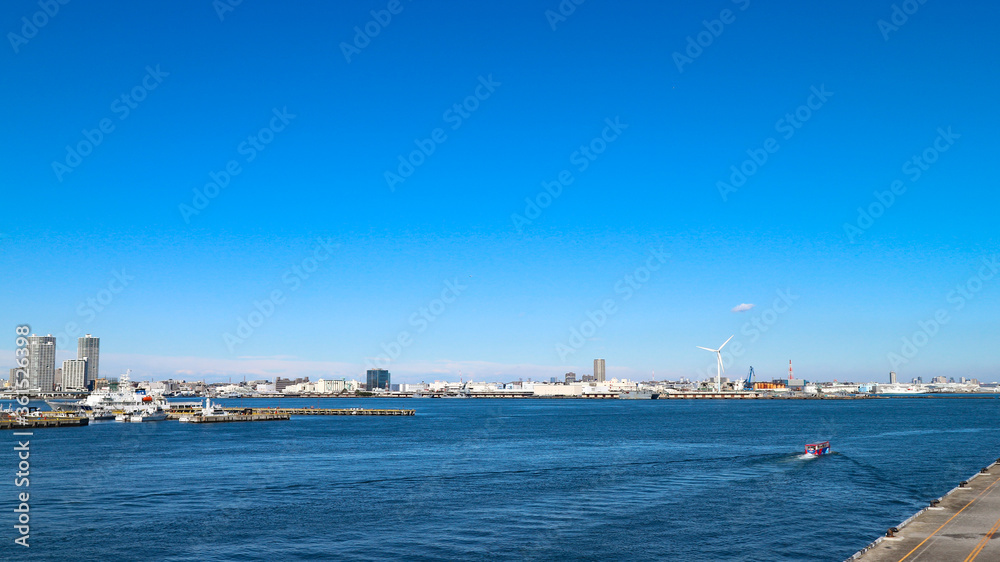 横浜港　大桟橋から見える青空と海
