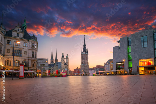 Obraz na płótnie Halle, Germany. Cityscape image of historical downtown of Halle (Saale) with the Red Tower and the Market Place during dramatic sunset. w salonie