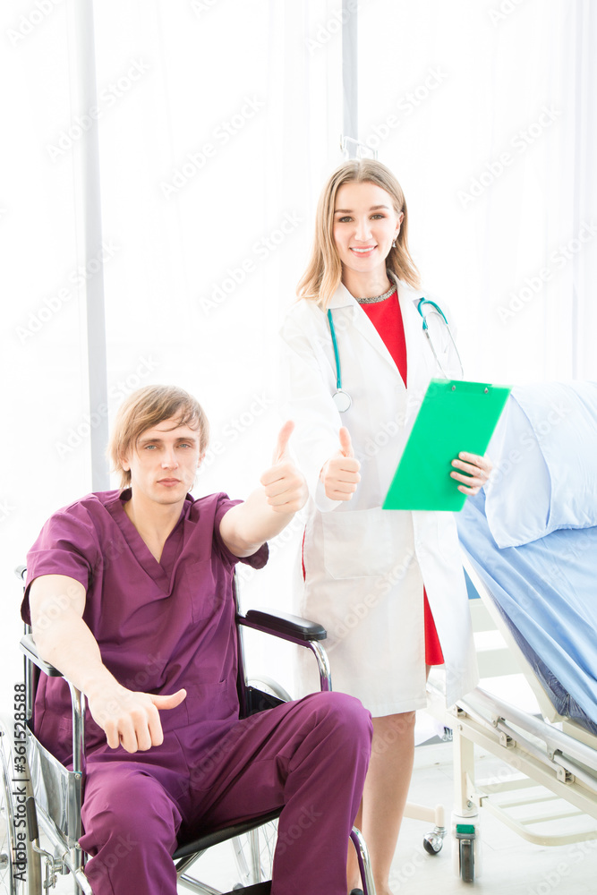 Obraz premium Patient in a wheelchair seemed happy to recover from illness or to go home.