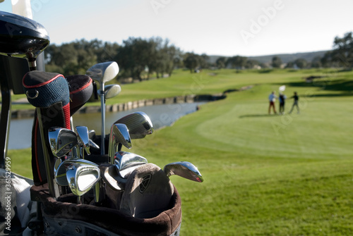 Golf. Equipo y paisaje para practicar golf.