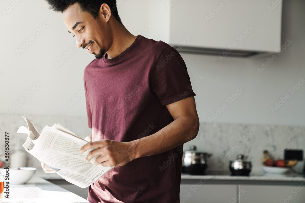 Φωτογραφία Photo of joyful african american man reading newspaper and smiling