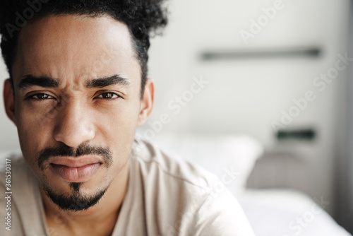 Fotografía Photo of displeased african american posing and looking at camera
