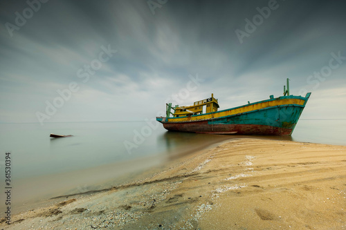 Fototapeta Naklejka Na Ścianę i Meble -  old ship stranded on the beach