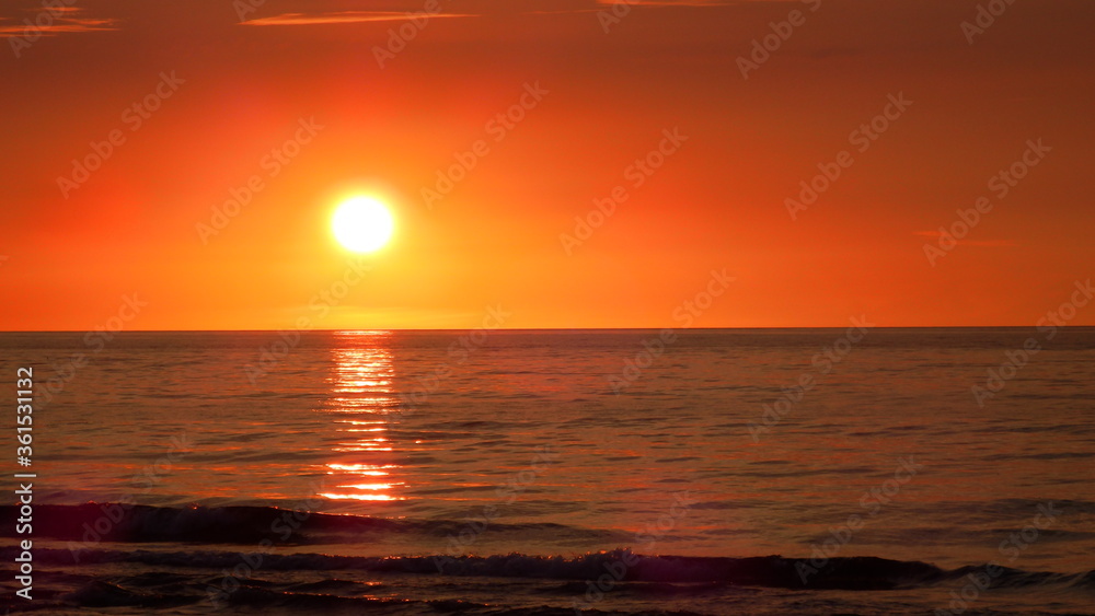 Pomarańczowy zachód słońca nad morzem