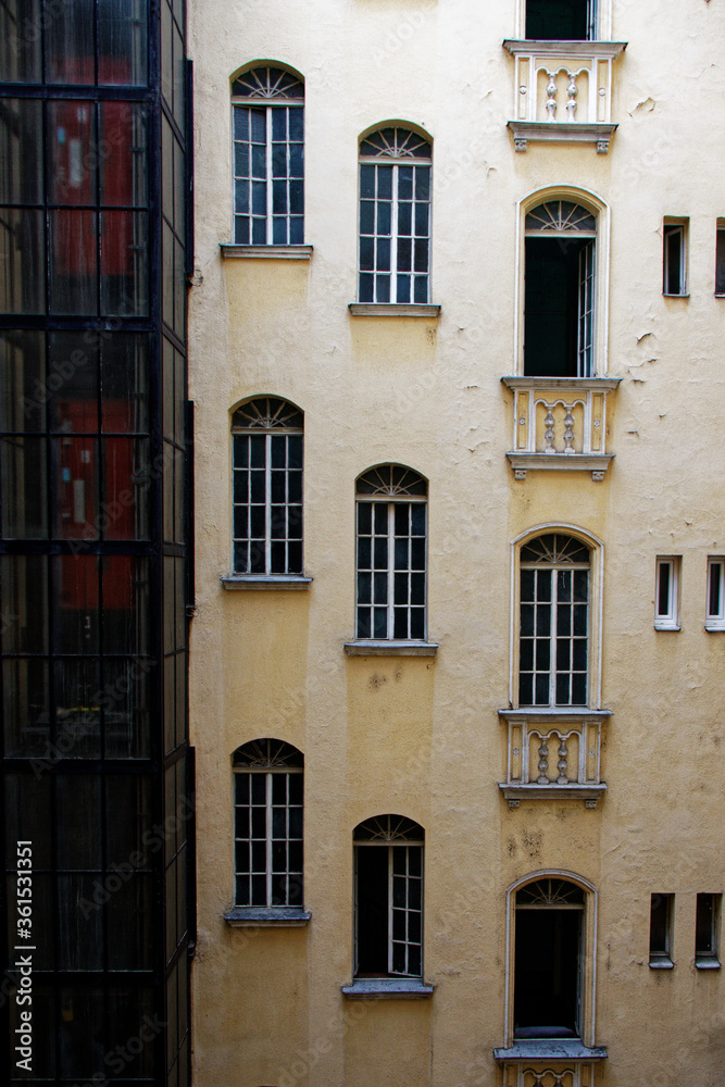 Widok na fasadę starej kamienicy z oknami - obrazy, fototapety, plakaty 