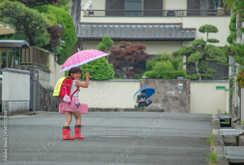 傘をさす一年生